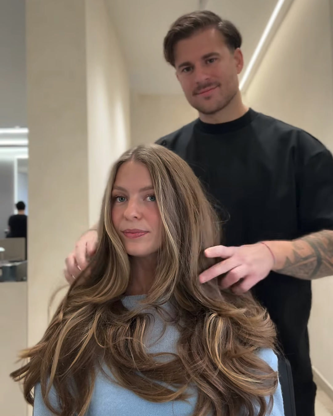 Vorher: lange, gewellte Haare in warmem Braun.