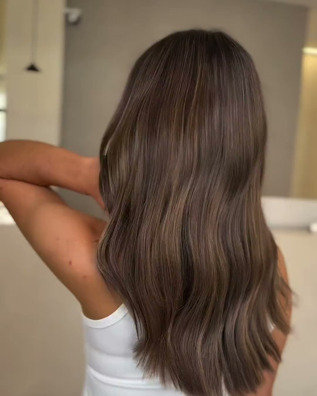 Caramel Glow von Diana: weiche, braune Wellen mit warmem Schimmer.