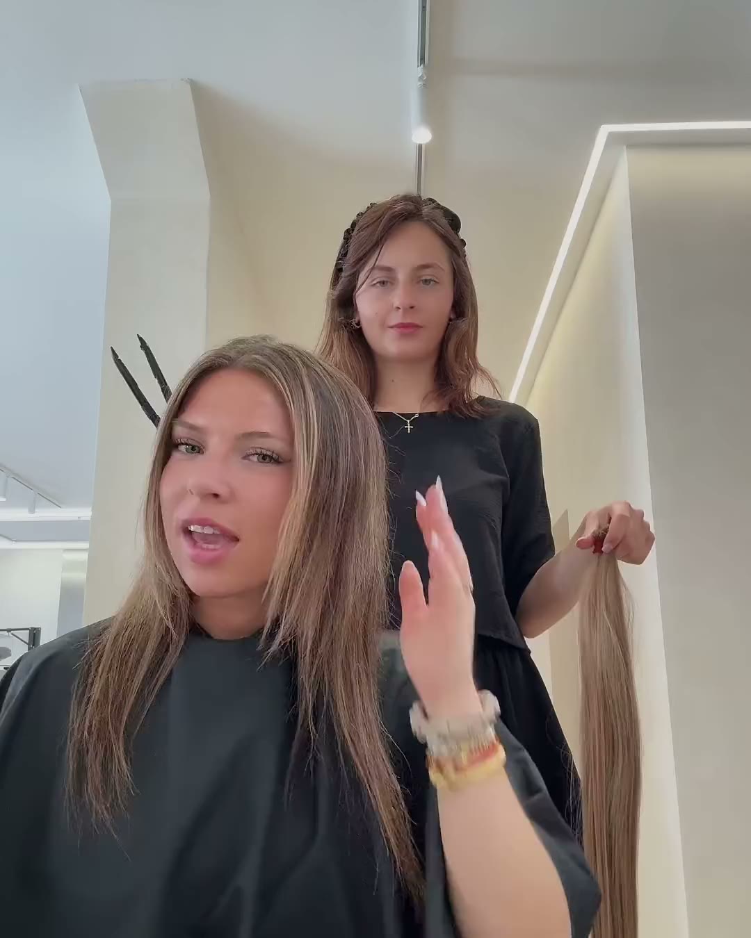 Extensions von Diana: vorher lange braune Haare, nachher helle Längen.