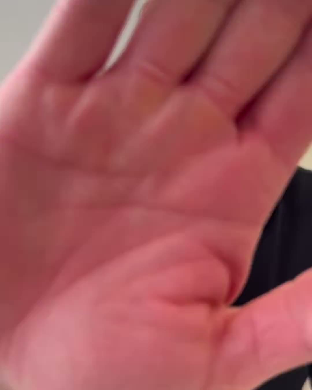 Tiziano schneidet einem Kunden die Haare.