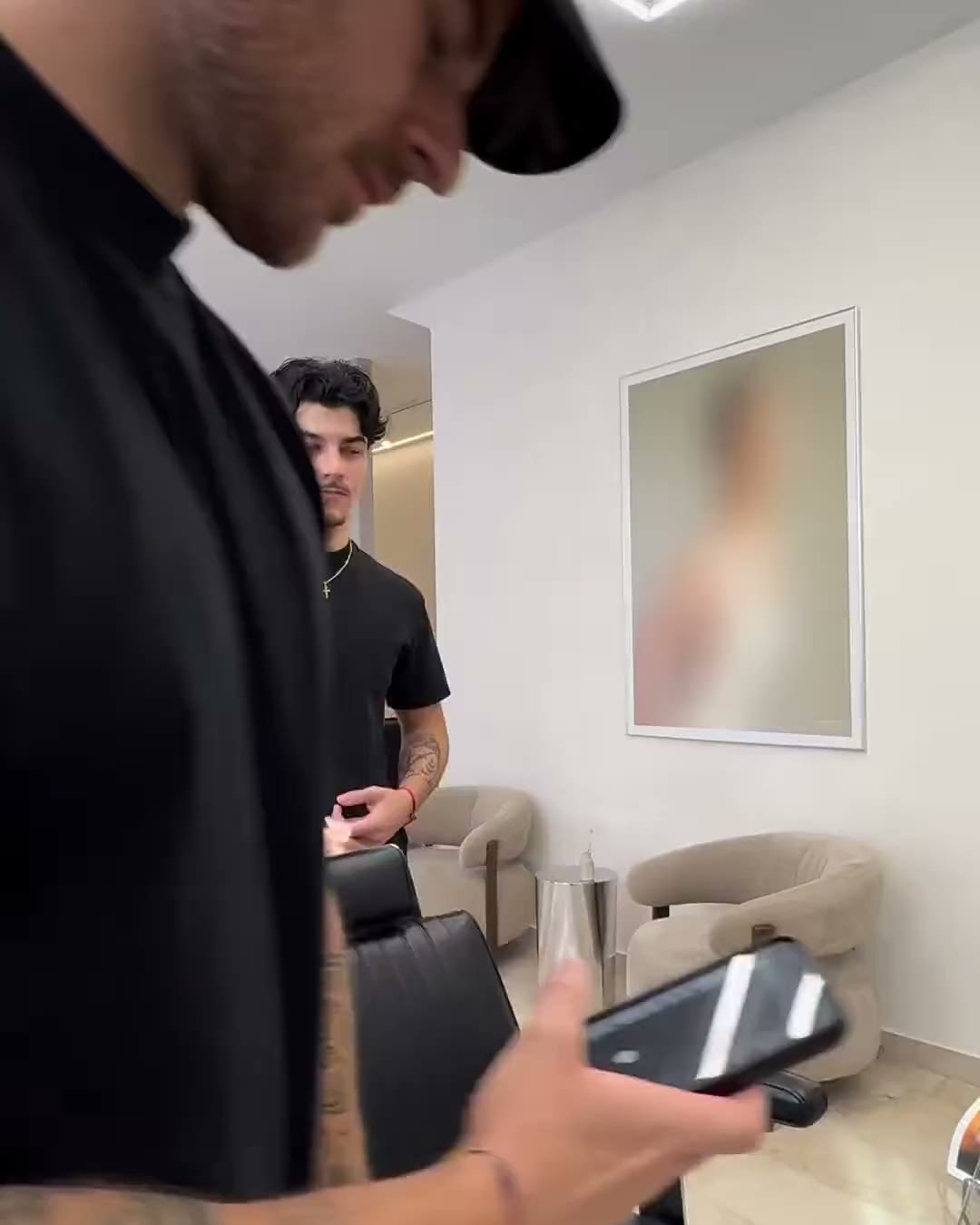 Tiziano mit einem Kunden im Studio.