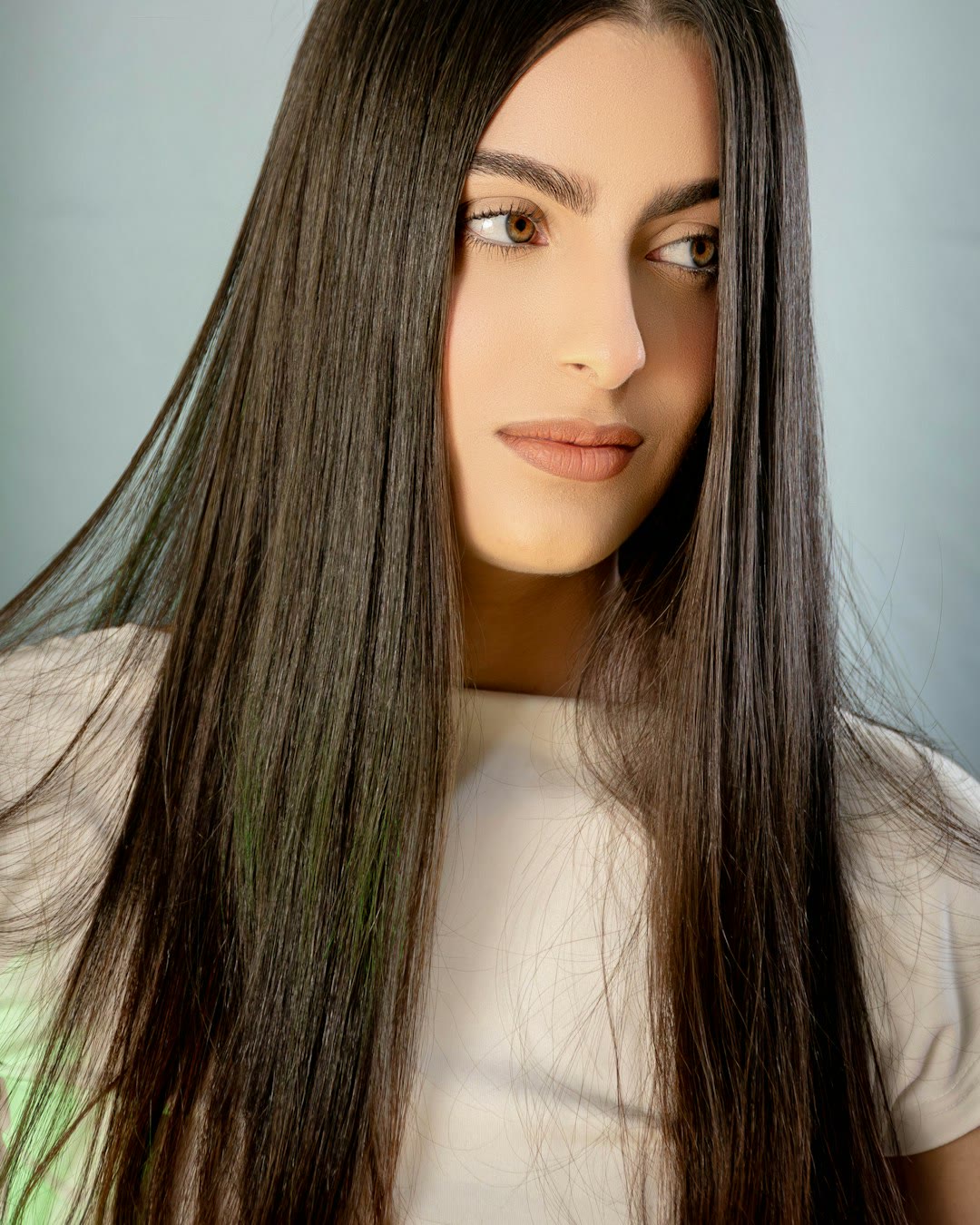 Lange, glatte, dunkle Haare mit Glanz.