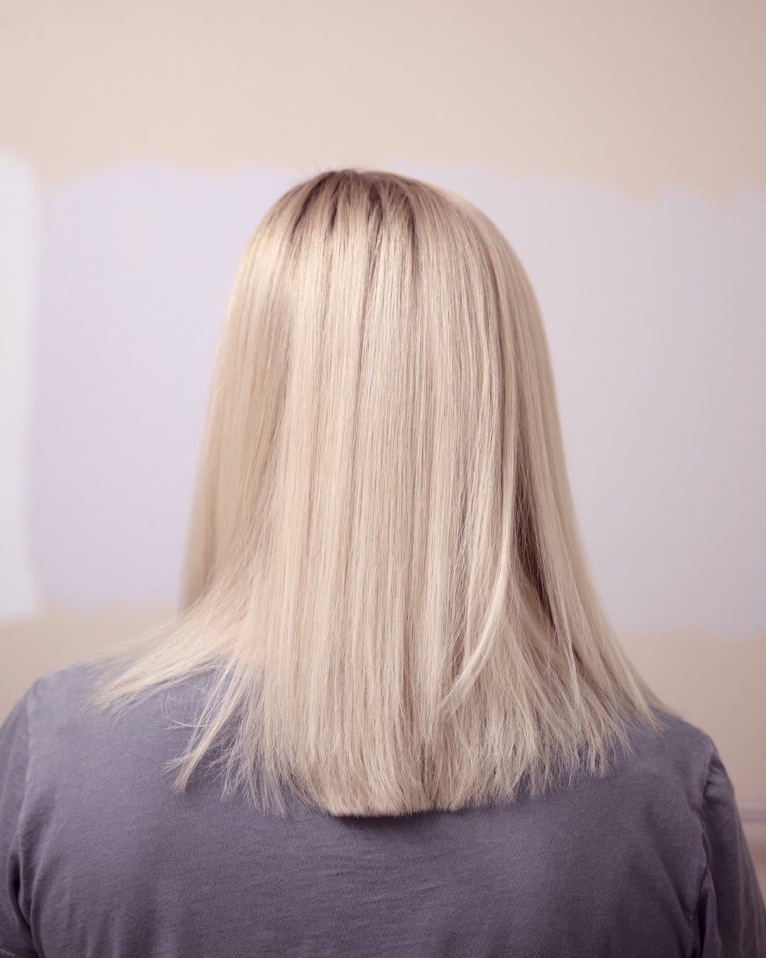 Glattes, hellblondes Haar von hinten.